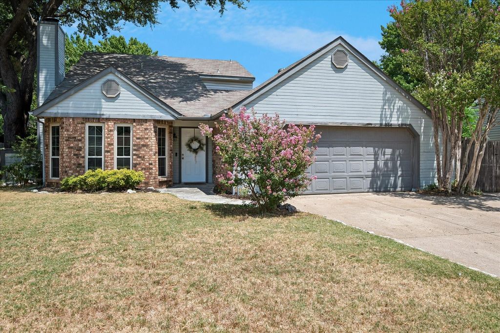 109 Clove Ln, Euless, TX